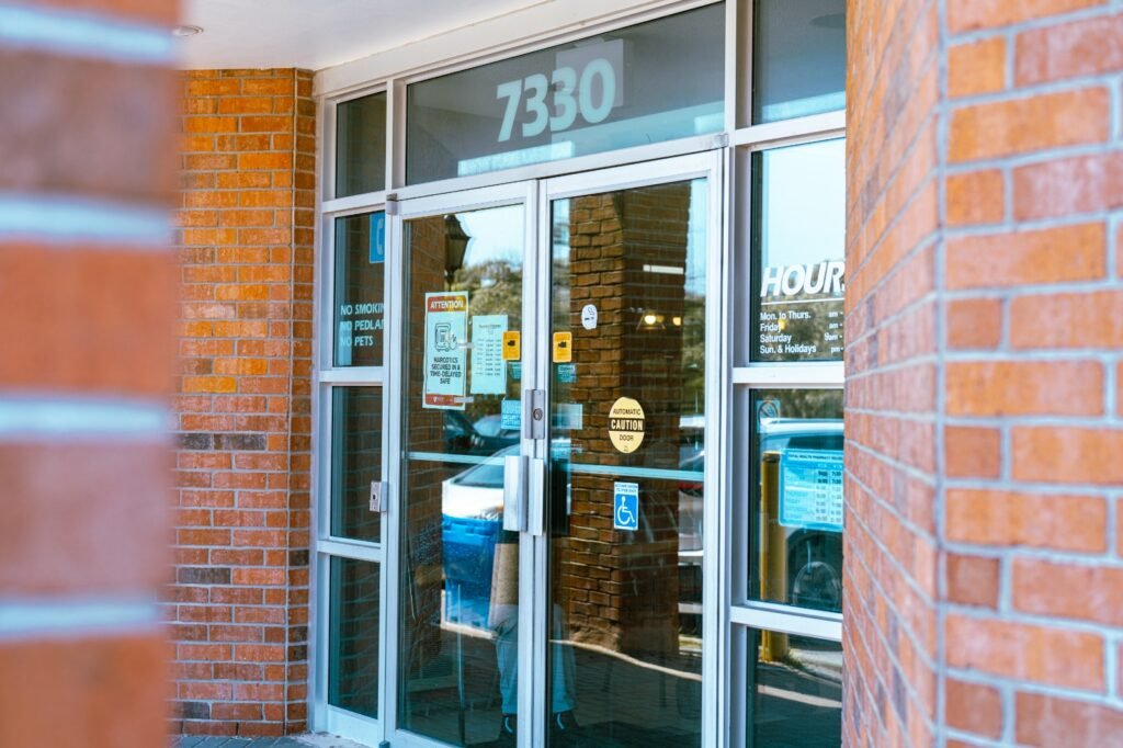 Exterior of Saxdental clinic, a modern and welcoming dental office located in canadá ontario