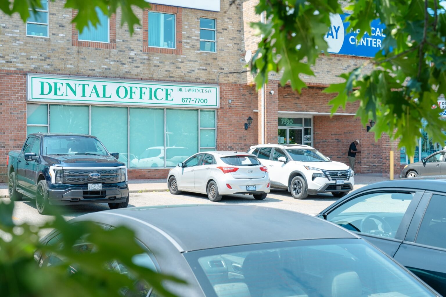 Exterior of Saxdental clinic, a modern and welcoming dental office located in canadá ontario